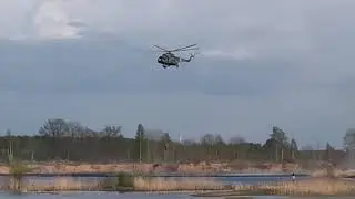 Вертолет набирает воду для тушения пожара