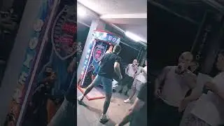 Окружили грушу))