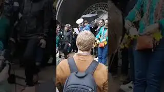 Lecture de témoignages d'enseignants à la fin de la marche blanche
