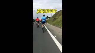 Le falta una pierna y va rebasando ciclistas. Tremendo guerrero