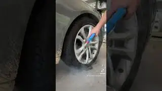 Parowe doczyszczanie felgi samochodowej