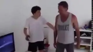 Padre enojado prende fuego la PS4 de su hijo y el hijo enloquece