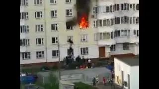 Простой прохожий спасает ребенка из горящей квартиры