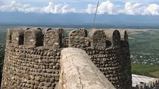 Кахетия. Крепость и большая стена в Сигнахи. Монастырь Святой Нино. Шикарные розы.