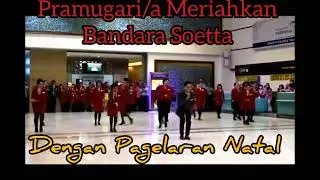 Pramugari Lion Air Natalan di Ruang Check-in Soetta