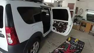 Шумоизоляция дверей автомобиля Lada Largus.