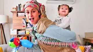 Bebek bakma videosu. Reyhan abla kızınla ev işi yapıyor. Eğlenceli video