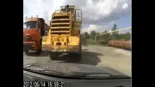 Повезло, трактор чуть не закатал!