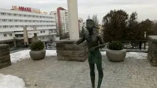 Девочка пускающая пузыри.