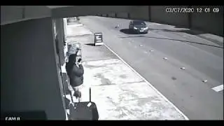 Criança de 4 anos cai de carro em movimento e sai andando; assista