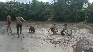 keseruan bocil mandi lumpur disawah