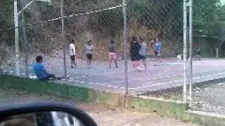 Tiffie jugando basket  , ya por lo menos encesta