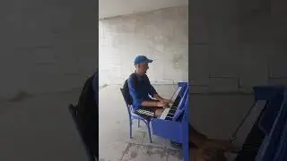 Спонтанно сыграл на уличном пианино. Реакция девушки. 
