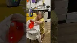 Солнечная Алиса гладит рубашку.