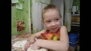 Соня и Захар лепят пельмени