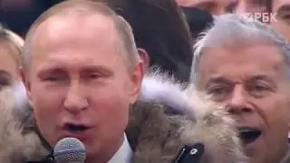 Подмигивает в начале видео! Кому?