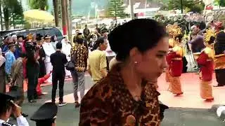 PENYAMBUTAN BUPATI DAN ROMBONGAN DIIRINGI TARI PERSEMBAHAN DALAM RANGKA HUT KAB KEPAHIANG YANG KE-14