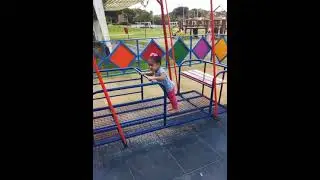 Allyce Brincando No Parkinho.