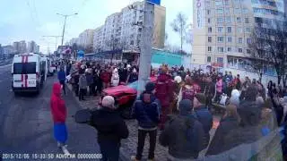 Страшное дтп, спасатели вырезают из машини человека.