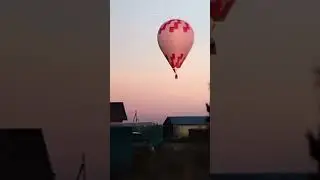 воздушный шар в поле, над деревней | аэростат | жизнь в деревне