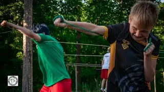 Кикбоксинг. Функционально-силовая тренировка младших спортсменов на стадионе.