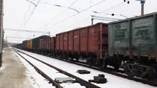 Електровоз ВЛ11.8-664 з вантажним поїздом та дуже привітна бригада, станція Ізюм