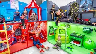 Spaßige Party im großen Puppenhaus | Fünf Kinder bauen geheime Räume in vier Farben