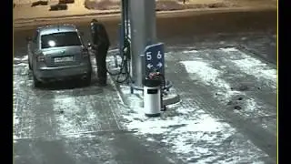 Машина горит на бензоколонке.flv