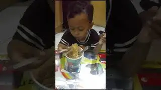 Pulang sekolah bocil minta makan popmie+sosis