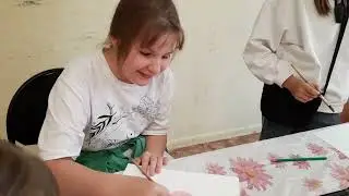 Даша проводит класс по рисованию