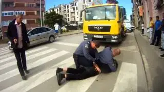 Policajci ga brutalno priveli zbog krivog parkiranja