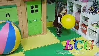 Играем в игровой комнате, плаваем в сухом бассейне  We play in the game room, swimming pool in a dry