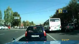 Автобус проезжает на красный свет