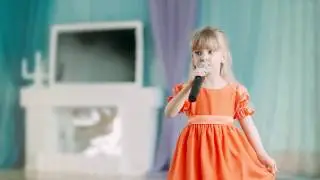 Лиза Мальцева с микрофоном