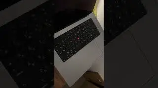 Девушка принесла Японский мак бук на гравировку клавиатуры