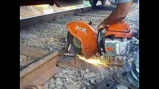 Chefe de turma da via,agilizando serviço do trilho para liberar,x75 e circulação,railroad,railway