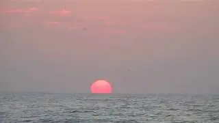 Красивый восход солнца над морем.
