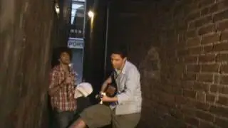 Jermaine (X Factor 2009) & Inan zingen/spelen Ben, live en stiekum in een steegje