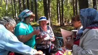 Надежда Викторовна Тарасова с родственниками на кладбище
