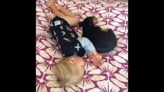 Тео и Бэо -- восхитительные фотографии, видео щенка и малыша. 5