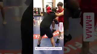 Удар коленом в корпус.