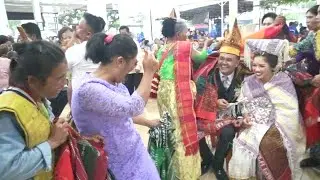 Pengantin Tersenyum Bahagia Melihat Semua Ikut Bergoyang Sambil Pasahat Ulos