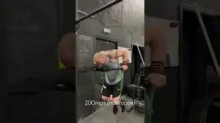 Отжимания на брусьях с резинкой 200 повторений - 200 reps dips #dips #gym #reels #shorts