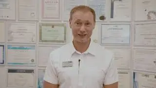 Молочный зуб не выпал, а постоянный уже растёт рядом.