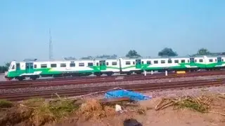 kereta api jalan pelan pelan