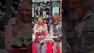 Девушка помогла бедному деду на Ламборгини и была моментально вознаграждена