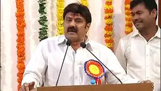 ఎంపీ కవిత అమ్మలకు ఇవ్వమంతున్న గిఫ్ట్ ఎంటో తెలుసా | TRS MP Kavitha at Cancer Hospital
