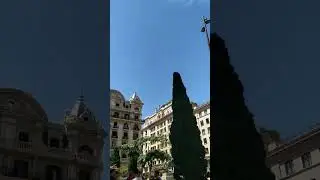 Молодая зелень и цветы у старых стен.