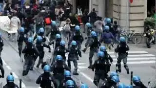 la POLIZIA DI STATO non può picchiare gli studenti a terra così!