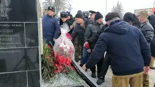 Әфганистанда хәрби хезмәт үткән ветераннар һәйкәлгә чәчәк салдылар.
